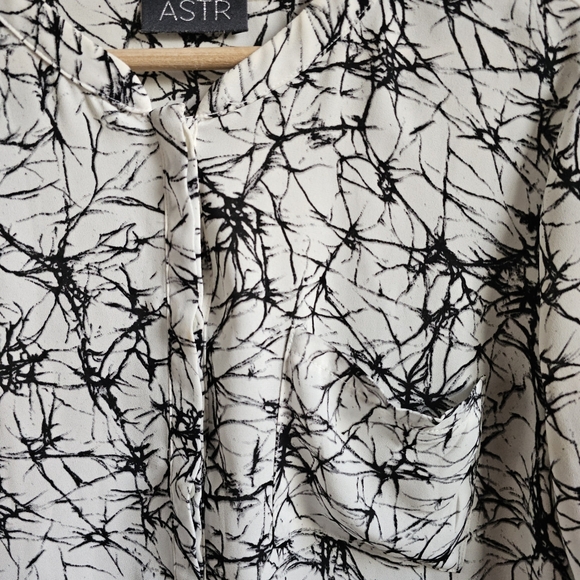 ASTR Black and White Pattern Button-Up Blouse, S - Picture 5 of 9
